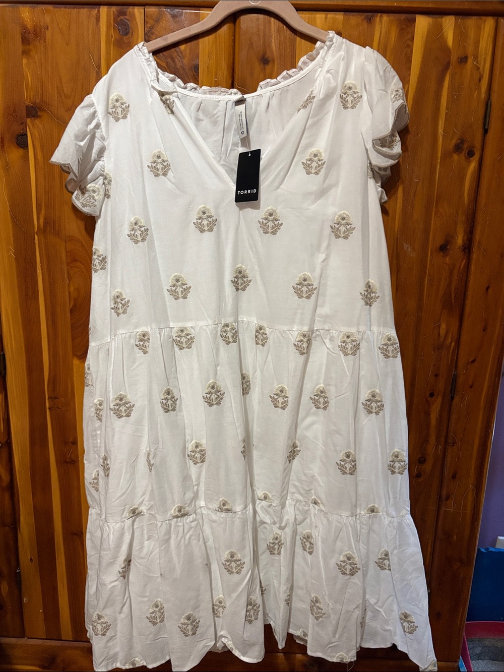 Belle Isle for torrid White Dress with Beige Floral Embroidery sz 2